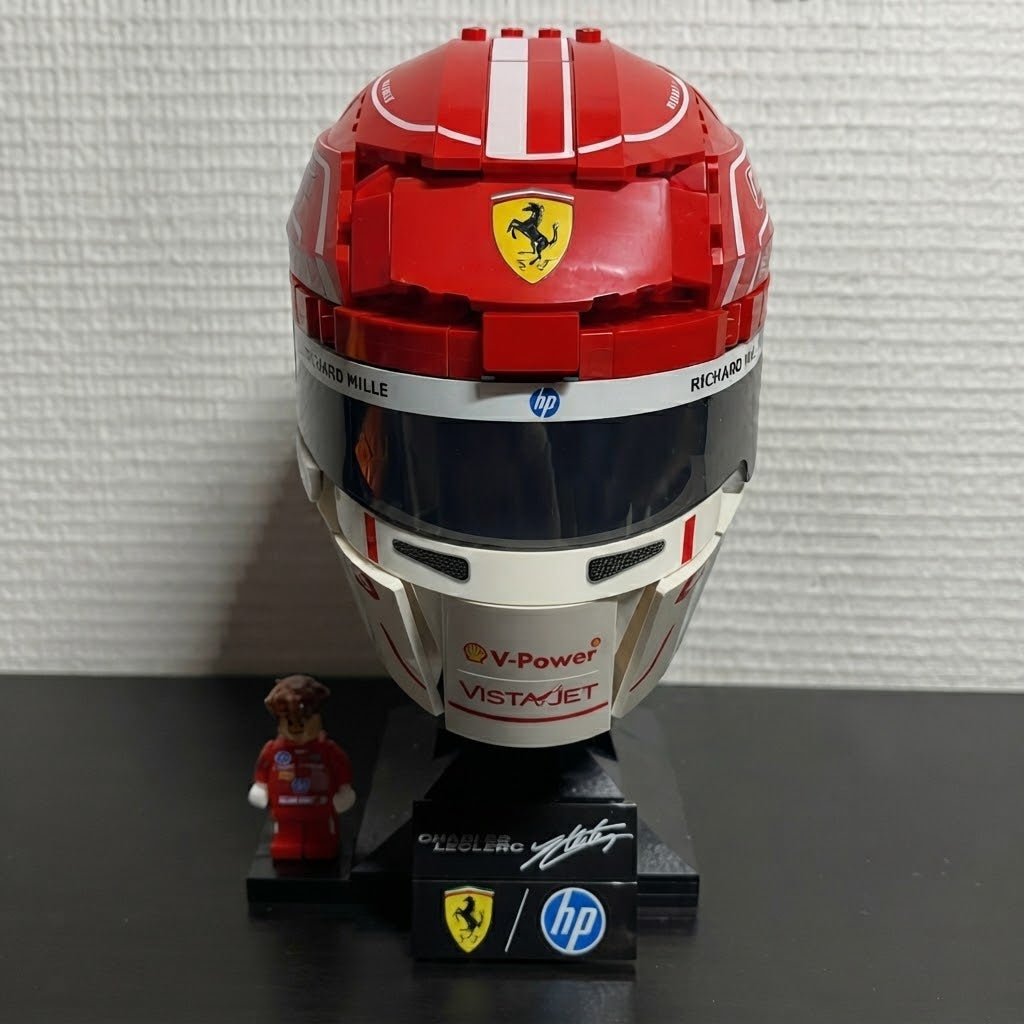 Scuderia Ferrari Charles Leclerc Helmet Building Set – Collector F1 Brick Model (886 Pieces)