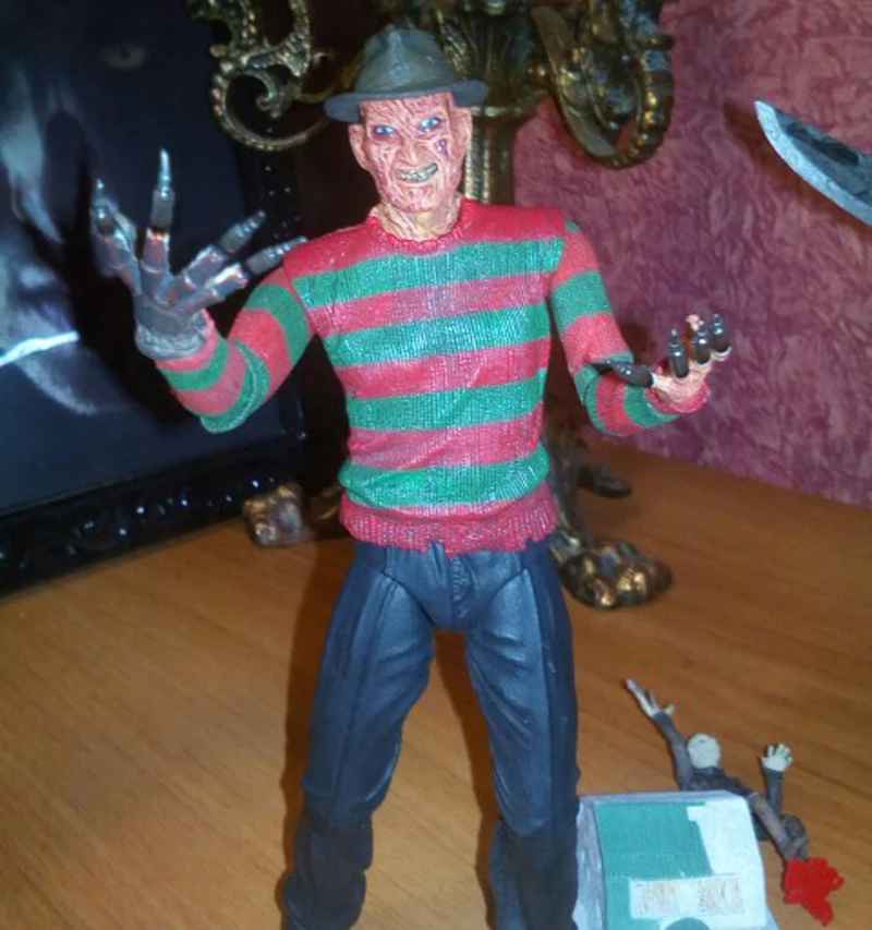 Freddy Krueger Action Figure - A Nightmare on Elm Street 3: Dream Warriors Ultimate Edition | 7" Horror Collectible with Elm Street House Miniature