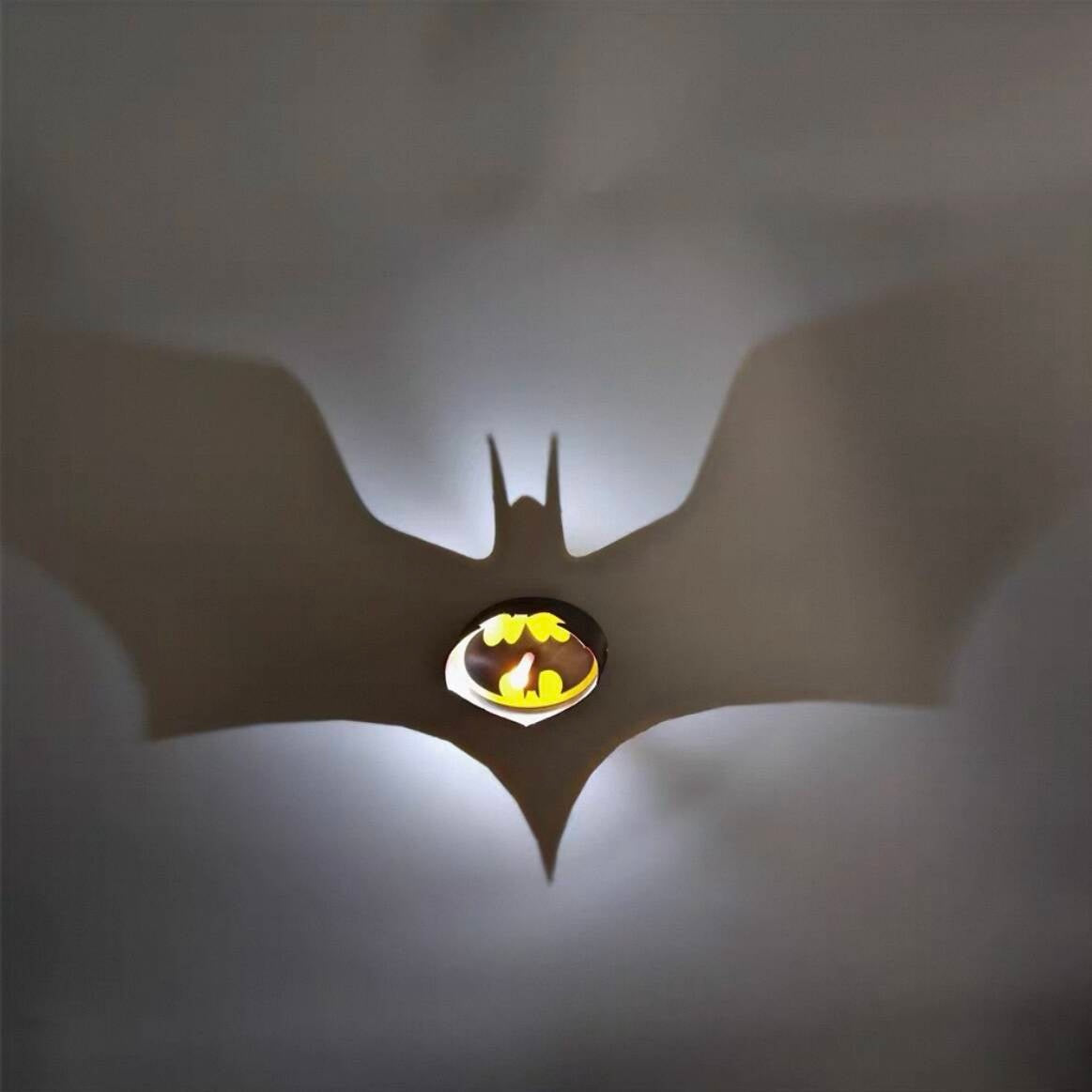 Cinematic Silhouette Shadow Projector Lamp – Premium Pop-Culture Wall Art LED | Geekzilla