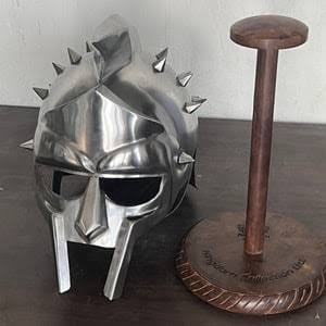 High-Quality Maximus Gladiator Helmet Replica – Roman Colosseum Armor | Geekzilla