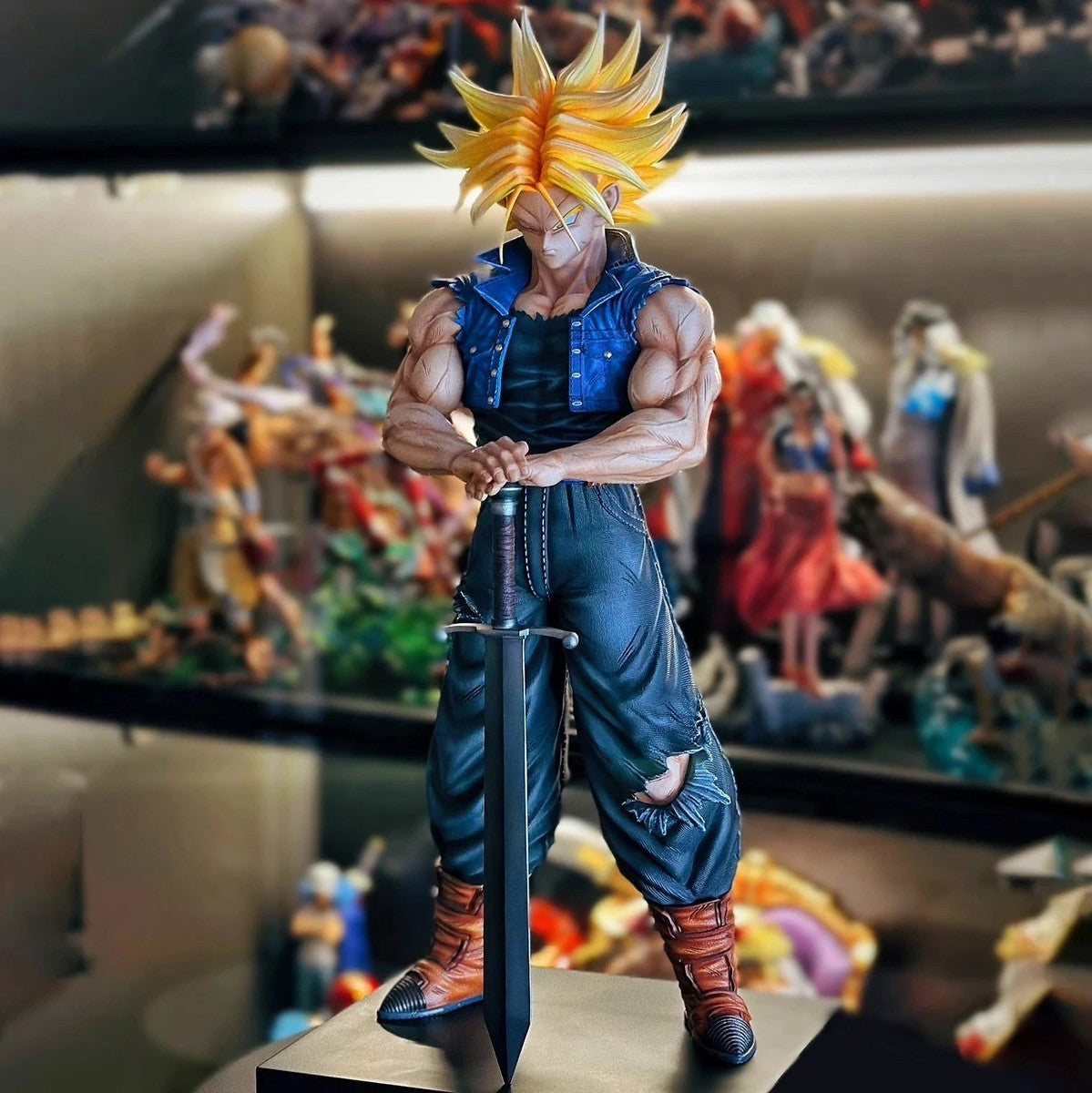 DRAGON BALL Z SUPER SAIYAN TRUNKS COLLECTIBLE FIGURE